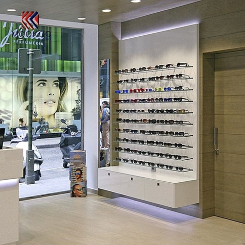 Ξύλινα και γυάλινα λευκά ερμάρια για οπτικό κατάστημα